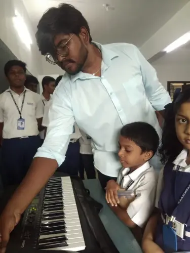 children-playing-keyboard