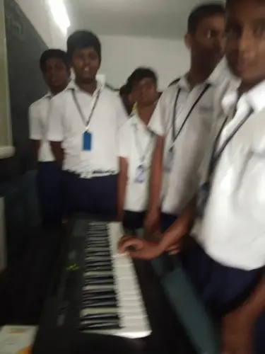 school-keyboard-music-class