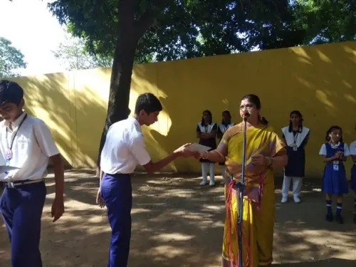 students-receiving-prizes