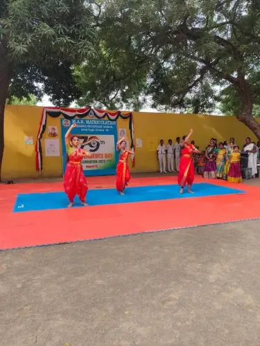 traditional-dance-independence-day-school